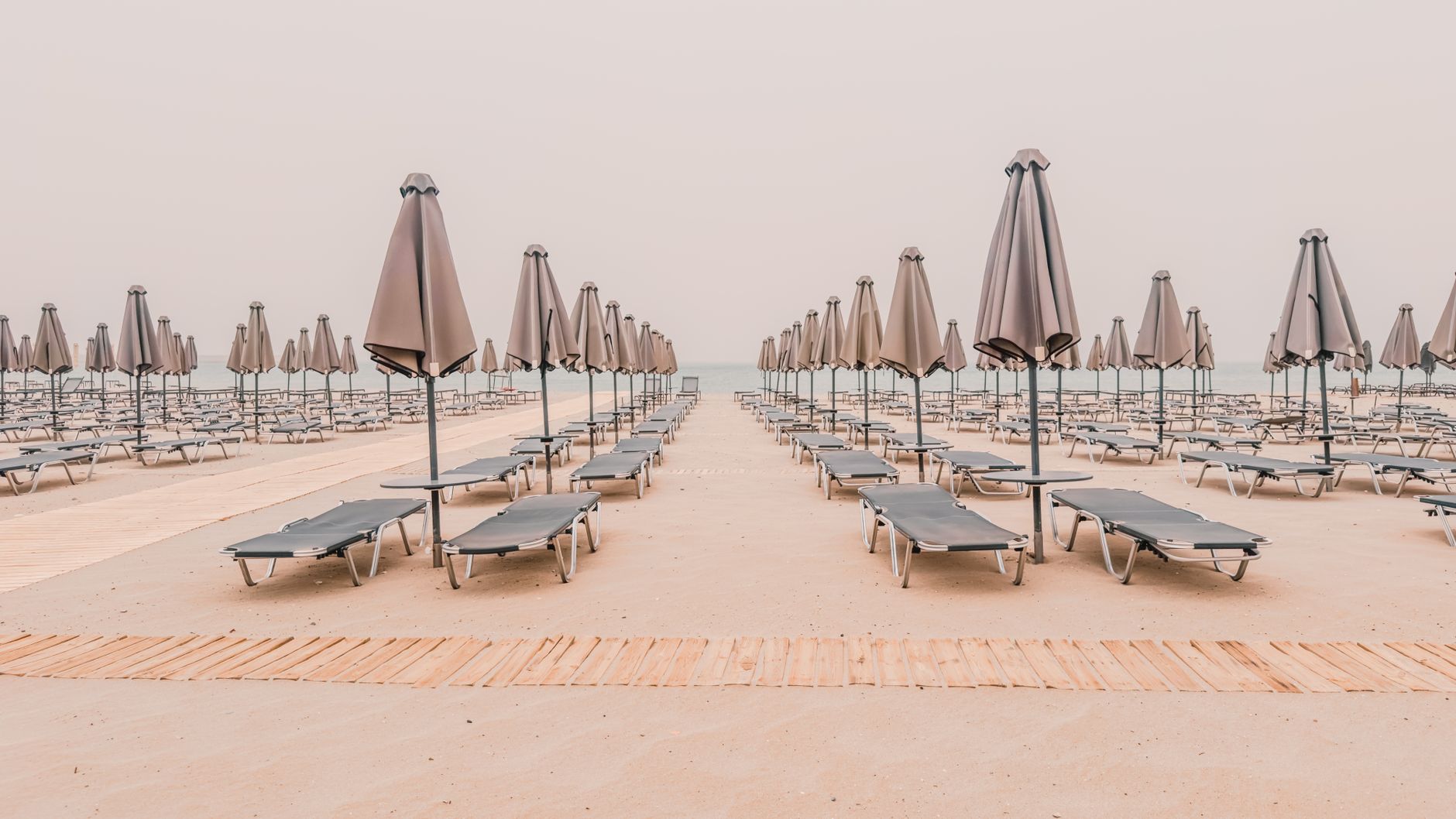 Transats et parasols sur une plage grecque