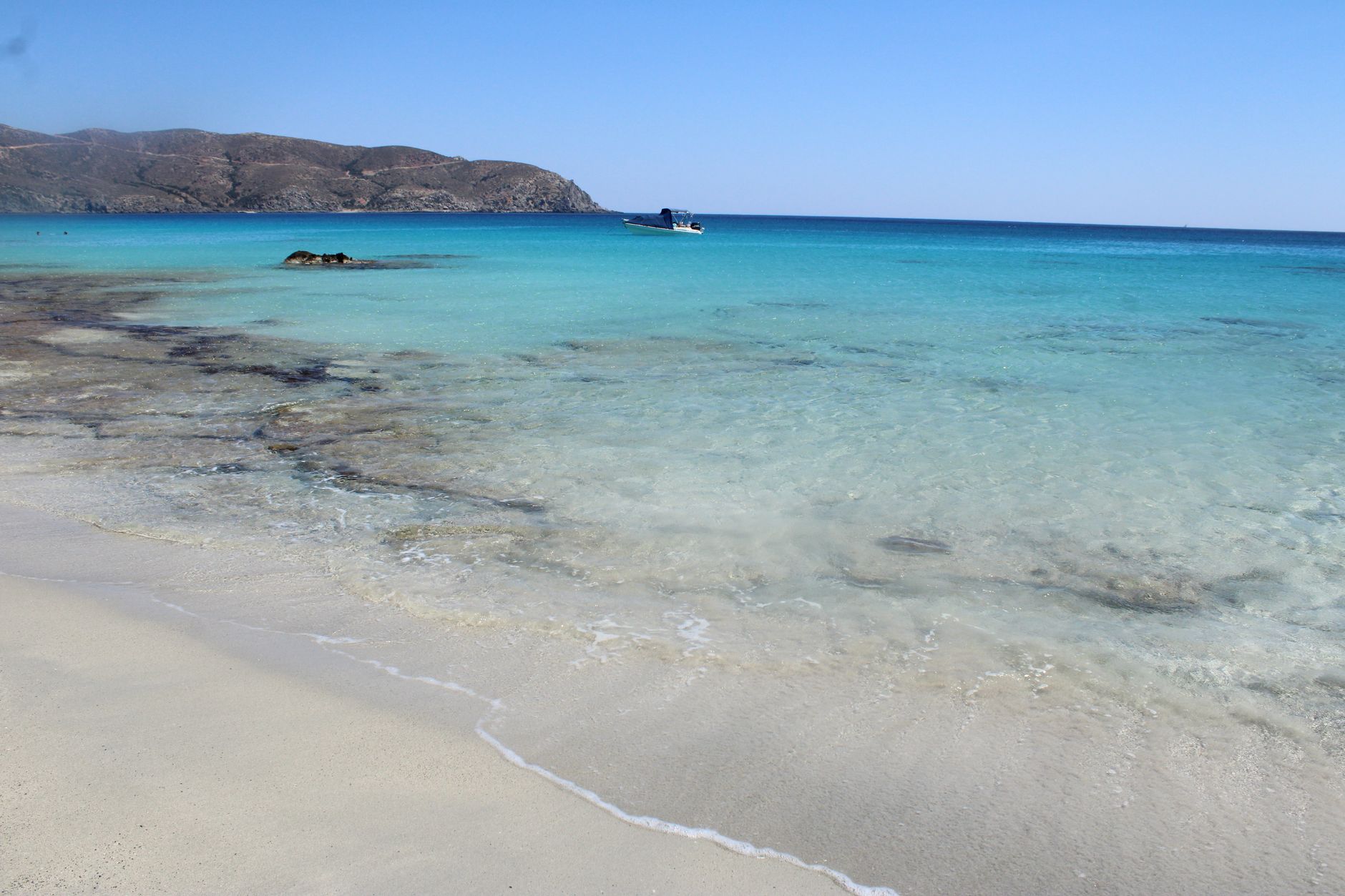 Plage crétoise aux eaux turquoise près de Gouves
