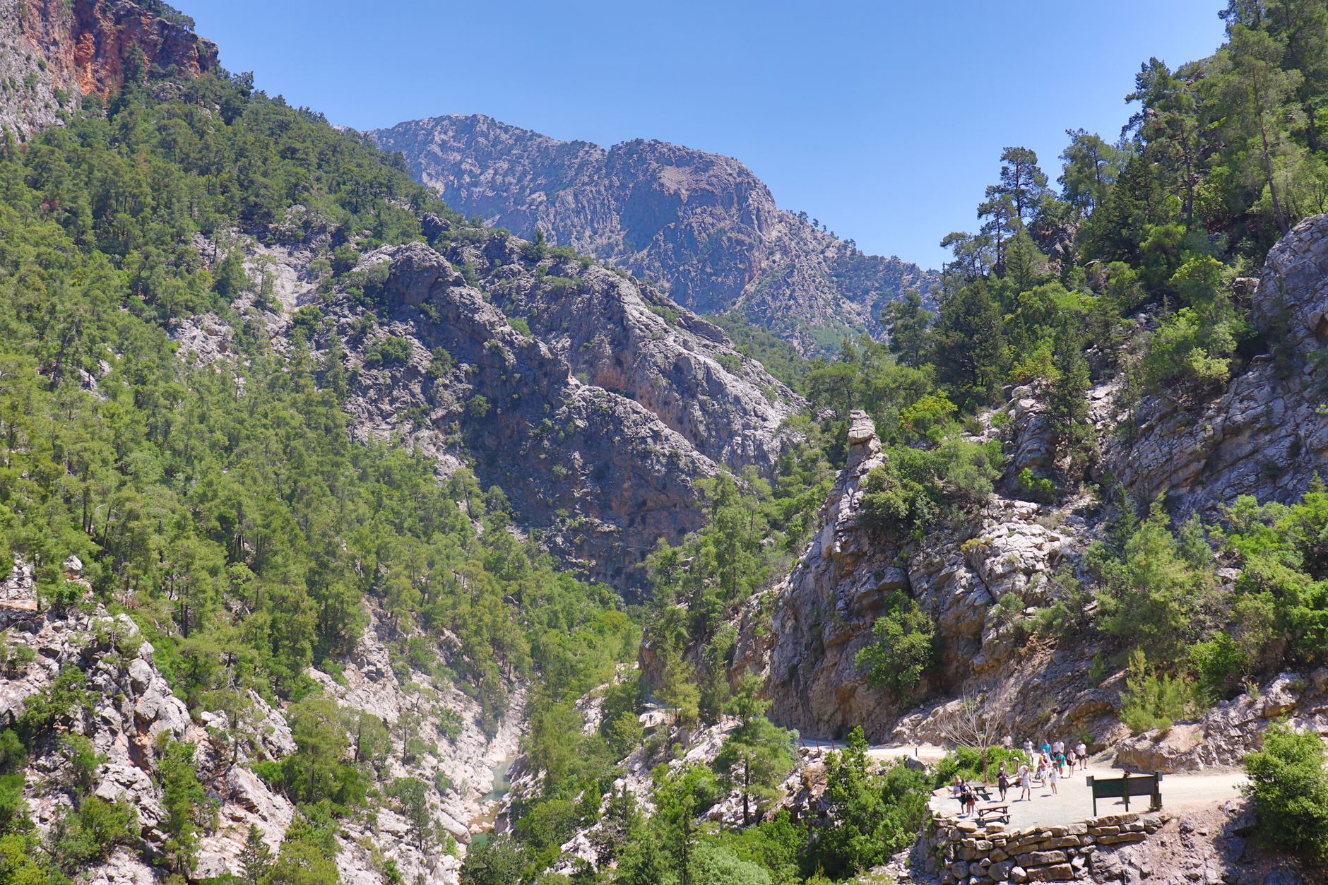 Randonneurs dans un canyon montagneux crétois