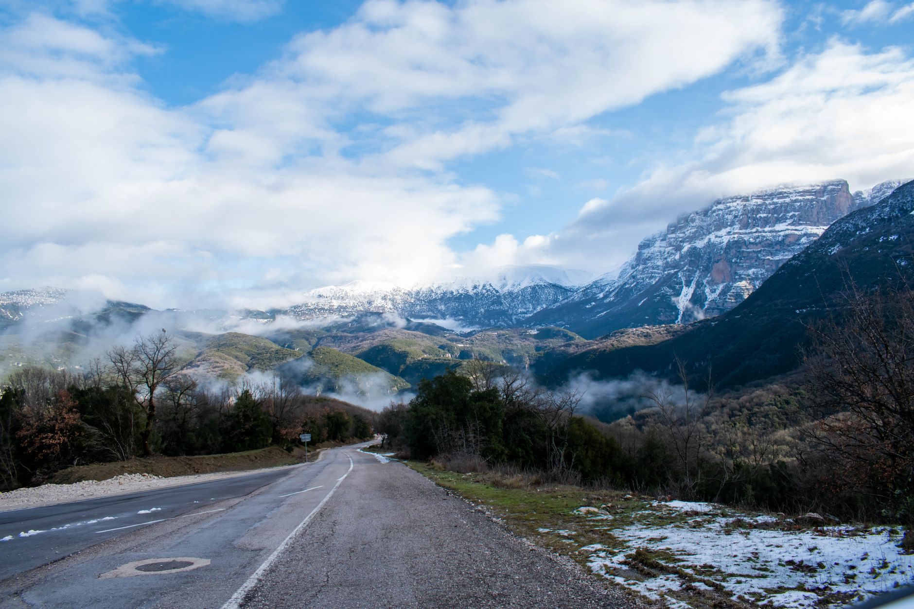 Route de montagne étroite au-dessus de la mer
