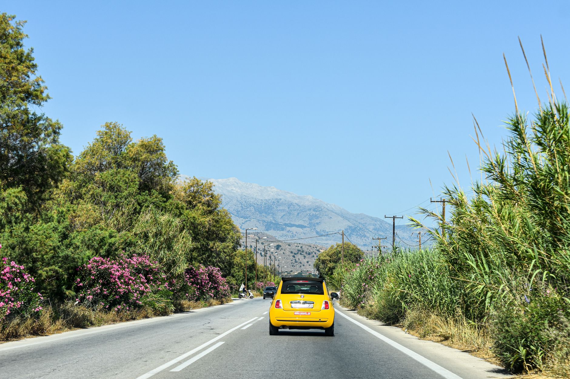 Voiture sur une route panoramique de montagne en Grèce