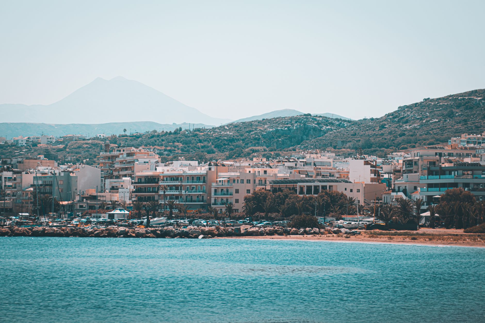 Ville du littoral nord de la Crète vue depuis la mer
