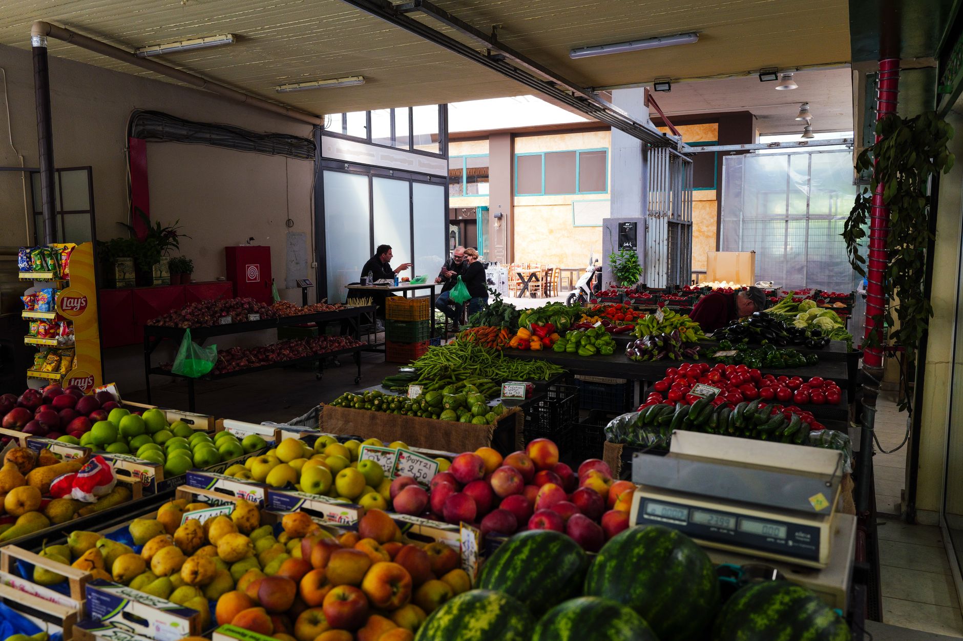 Étal de légumes frais sur un marché crétois