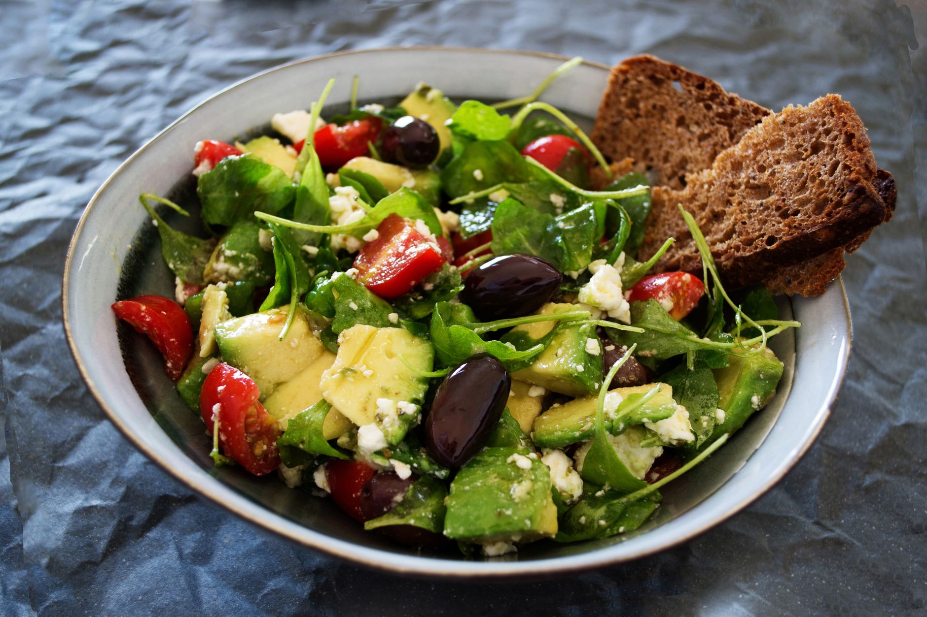 Salade grecque aux légumes frais, feta et huile d'olive