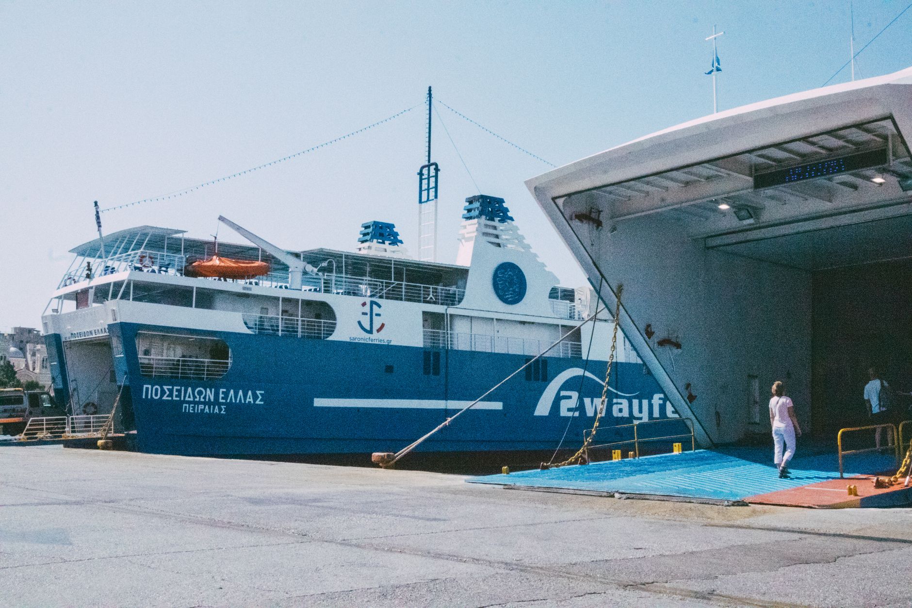 Ferry grec à quai avant l'embarquement